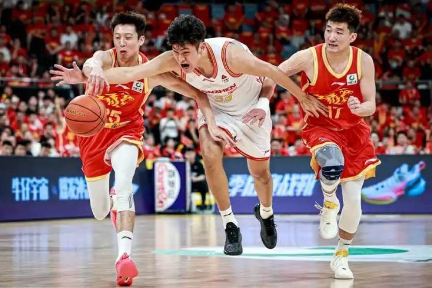 从看台到数据页：一位老球迷的观赛方式升级